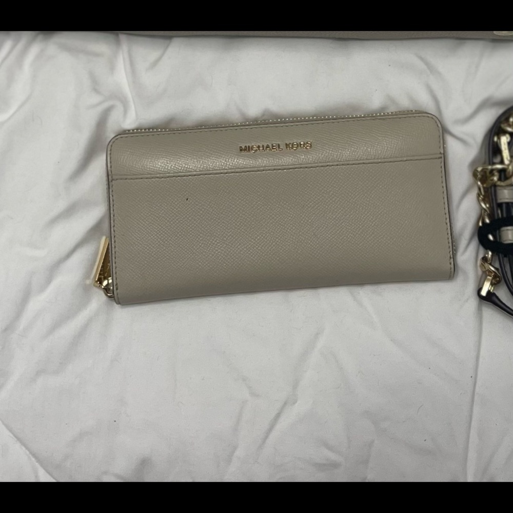 Jet set wallet